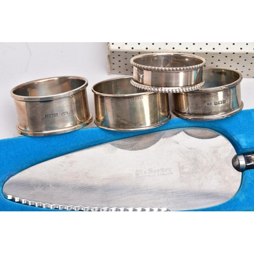 88 - FOUR SILVER NAPKIN RINGS AND A SILVER HANDLED PIE SERVER, to include four modern napkin rings with h... 