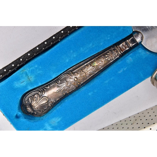 88 - FOUR SILVER NAPKIN RINGS AND A SILVER HANDLED PIE SERVER, to include four modern napkin rings with h... 