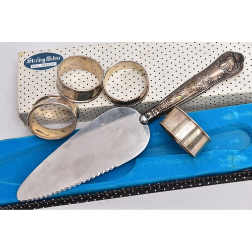 88 - FOUR SILVER NAPKIN RINGS AND A SILVER HANDLED PIE SERVER, to include four modern napkin rings with h... 
