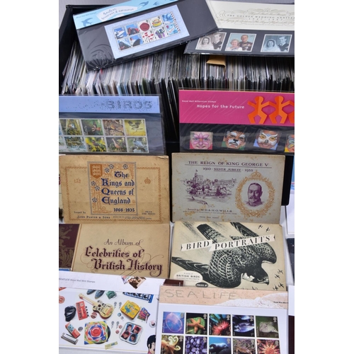 103 - GB COLLECTION OF APPROXIMATELY TWO HUNDRED AND TWENTY PRESENTATION PACKS with an emphasis on 1990's ... 