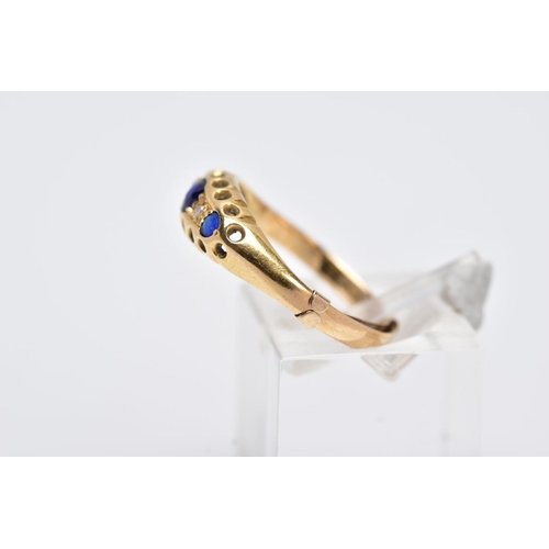 107 - AN EARLY 20TH CENTURY BOAT RING, set with three circular cut blue sapphires, interspaced with rose c... 