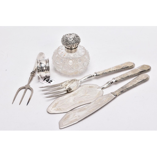 142 - A SILVER MOUNTED CUT GLASS JAR, SILVER NAPKIN, SILVER HANDLED TRIDENT FORK AND A THREE PIECE WHITE M... 