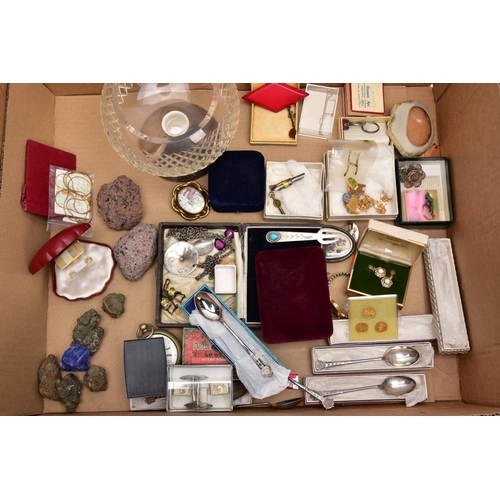 152 - A MISCELLANEOUS COLLECTION OF MOSTLY COSTUME JEWELLERY, the items to include a case set of silver te... 