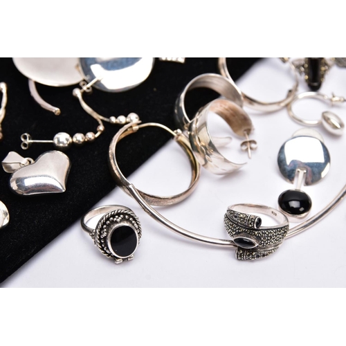 158 - A BAG OF ASSORTED SILVER AND WHITE METAL JEWELLERY, to include a plain polished silver neck collar, ... 