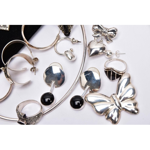 158 - A BAG OF ASSORTED SILVER AND WHITE METAL JEWELLERY, to include a plain polished silver neck collar, ... 