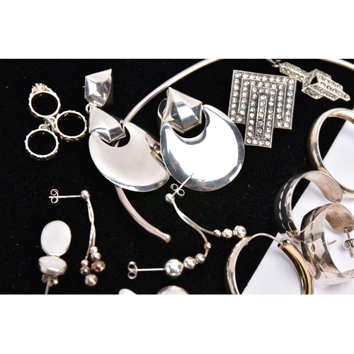 158 - A BAG OF ASSORTED SILVER AND WHITE METAL JEWELLERY, to include a plain polished silver neck collar, ... 