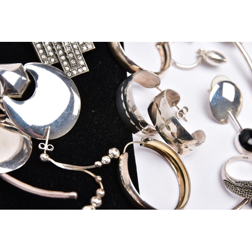 158 - A BAG OF ASSORTED SILVER AND WHITE METAL JEWELLERY, to include a plain polished silver neck collar, ... 