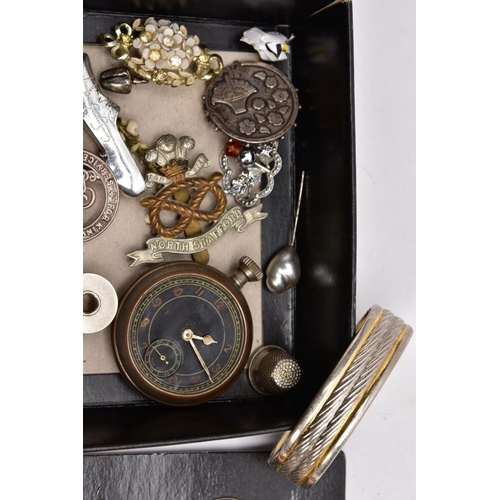 173 - A BOX OF ASSORTED ITEMS, to include a Victorian silver sweetheart brooch of a circular form, floral ... 