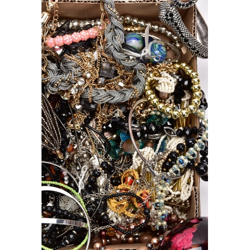 176 - A TRAY OF ASSORTED COSTUME JEWELLERY, to include yellow and white metal necklaces of various designs... 