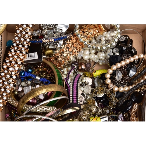 176 - A TRAY OF ASSORTED COSTUME JEWELLERY, to include yellow and white metal necklaces of various designs... 