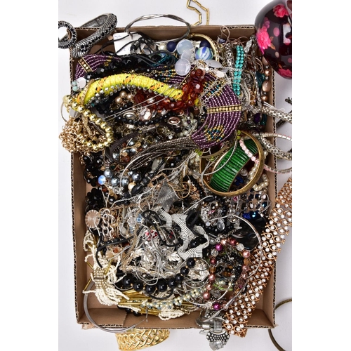 176 - A TRAY OF ASSORTED COSTUME JEWELLERY, to include yellow and white metal necklaces of various designs... 