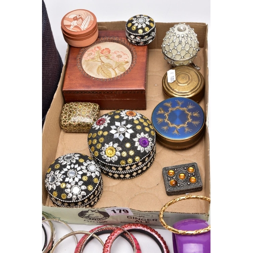 179 - A HAT BOX FILLED WITH BANGLES AND A TRAY OF ASSORTED TRINKET BOXES, resin, yellow and white metal, a... 