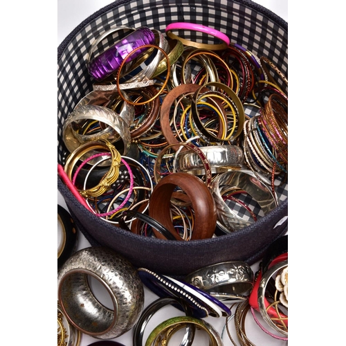 179 - A HAT BOX FILLED WITH BANGLES AND A TRAY OF ASSORTED TRINKET BOXES, resin, yellow and white metal, a... 