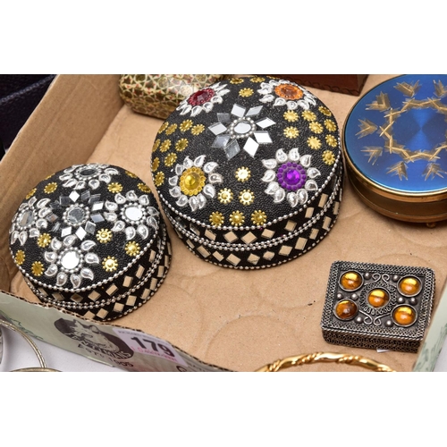 179 - A HAT BOX FILLED WITH BANGLES AND A TRAY OF ASSORTED TRINKET BOXES, resin, yellow and white metal, a... 