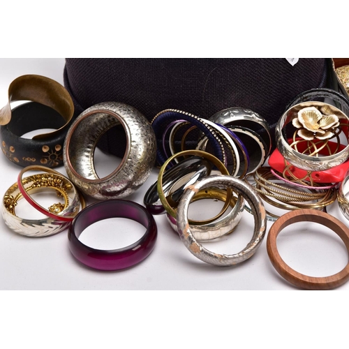 179 - A HAT BOX FILLED WITH BANGLES AND A TRAY OF ASSORTED TRINKET BOXES, resin, yellow and white metal, a... 