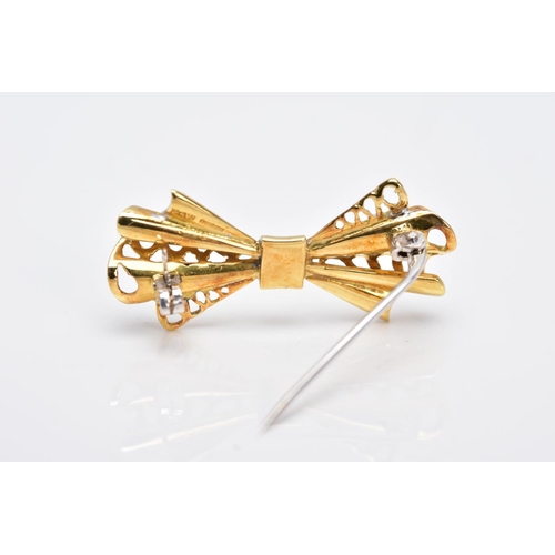 201 - A LATE 20TH CENTURY 18CT GOLD DIAMOND BOW BROOCH, estimated modern round brilliant cut diamond weigh... 