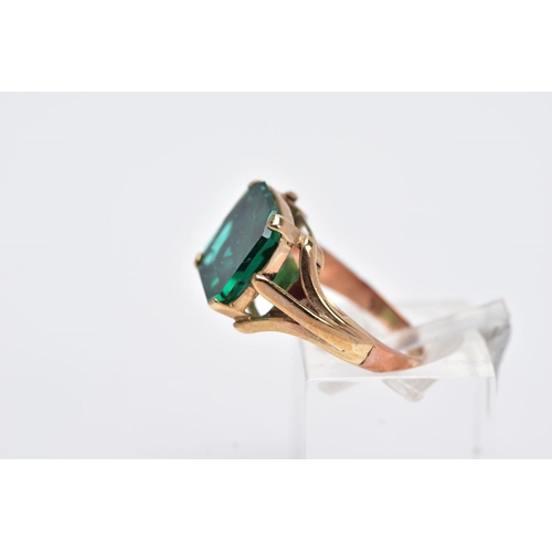 205 - AN EARLY 20TH CENTURY 9CT GOLD SINGLE STONE GREEN PASTE RING, paste stone measuring approximately 11... 