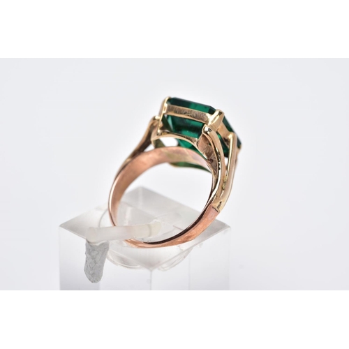 205 - AN EARLY 20TH CENTURY 9CT GOLD SINGLE STONE GREEN PASTE RING, paste stone measuring approximately 11... 