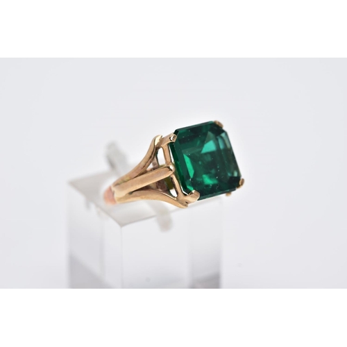 205 - AN EARLY 20TH CENTURY 9CT GOLD SINGLE STONE GREEN PASTE RING, paste stone measuring approximately 11... 