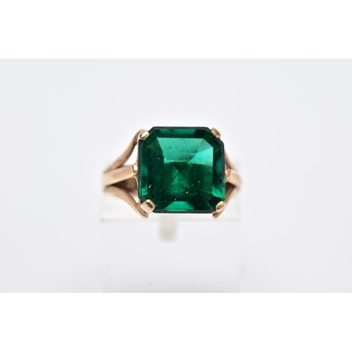 205 - AN EARLY 20TH CENTURY 9CT GOLD SINGLE STONE GREEN PASTE RING, paste stone measuring approximately 11... 