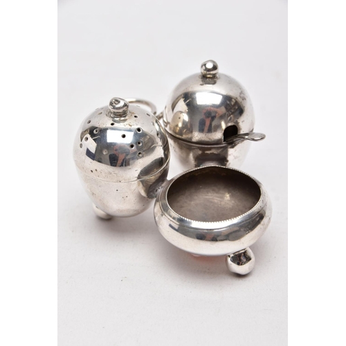 221 - AN EARLY 20TH CENTURY 'MAPPIN & WEBB' CRUET SET, a three piece set with integral strand, comprising ... 