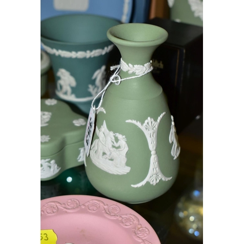 353 - TEN PIECES OF WEDGWOOD JASPERWARE IN GREEN, PALE BLUE, PINK AND TEAL GREEN, including three covered ... 