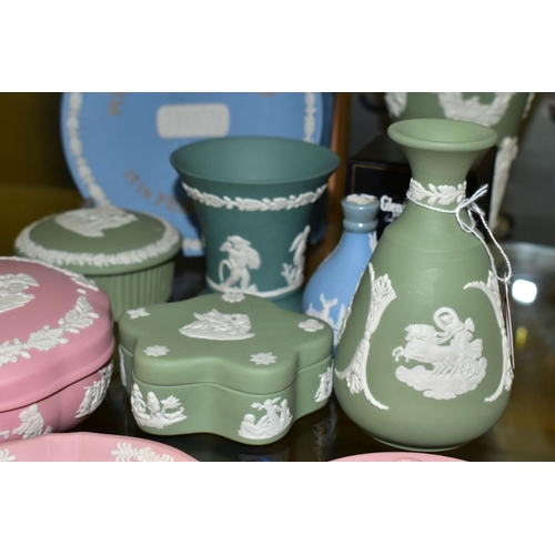 353 - TEN PIECES OF WEDGWOOD JASPERWARE IN GREEN, PALE BLUE, PINK AND TEAL GREEN, including three covered ... 