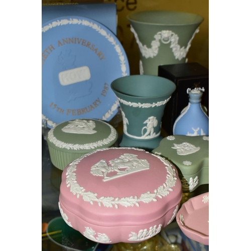 353 - TEN PIECES OF WEDGWOOD JASPERWARE IN GREEN, PALE BLUE, PINK AND TEAL GREEN, including three covered ... 