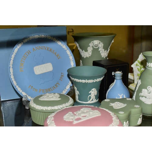 353 - TEN PIECES OF WEDGWOOD JASPERWARE IN GREEN, PALE BLUE, PINK AND TEAL GREEN, including three covered ... 