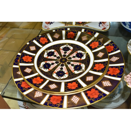 390 - FOUR ROYAL CROWN DERBY 1128 IMARI PATTERN PLATES AND A 'BALI' PATTERN CRESCENT SHAPED PLATE, compris... 