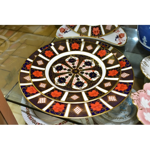 390 - FOUR ROYAL CROWN DERBY 1128 IMARI PATTERN PLATES AND A 'BALI' PATTERN CRESCENT SHAPED PLATE, compris... 