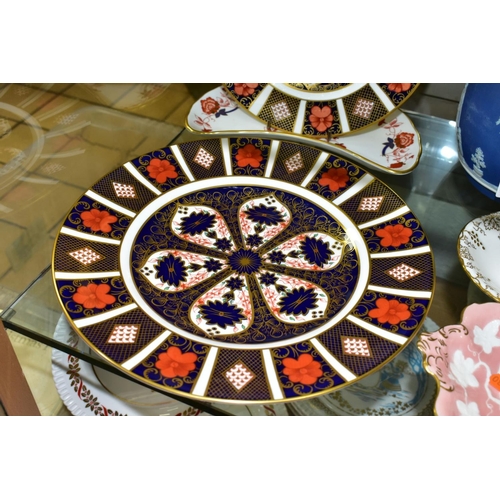 390 - FOUR ROYAL CROWN DERBY 1128 IMARI PATTERN PLATES AND A 'BALI' PATTERN CRESCENT SHAPED PLATE, compris... 