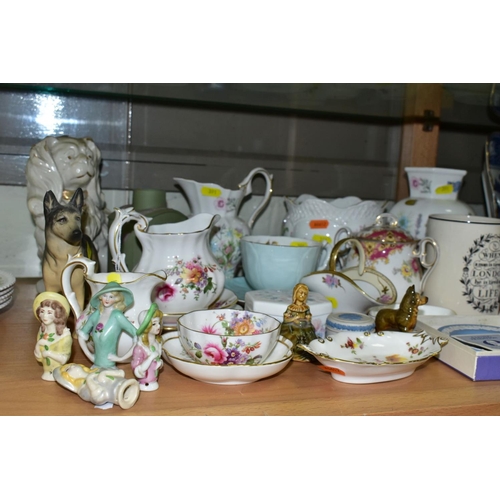 391 - A GROUP OF ASSORTED WEDGWOOD, ROYAL CROWN DERBY, AYNSLEY, WADE, ETC, to include a Wedgwood 'The Lond... 