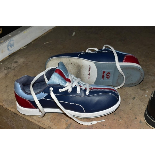 437 - A PAIR OF SLIDE RITE DEXTER SIZE 7 BOWLING SHOES, signs of light wear with a pair of Goodyear Brunsw... 