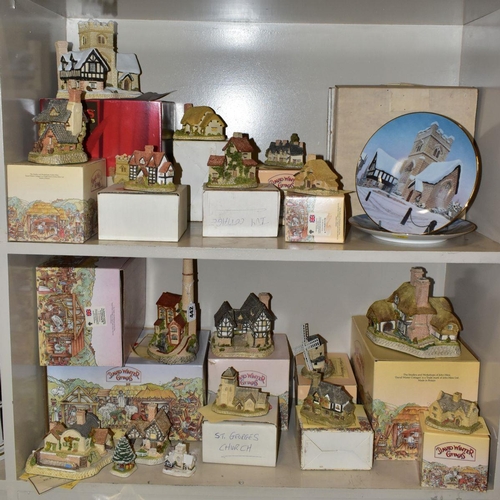 442 - EIGHTEEN DAVID WINTER SCULPTURES AND TWO BOXED CABINET PLATES, mostly boxed and deeds except where m... 