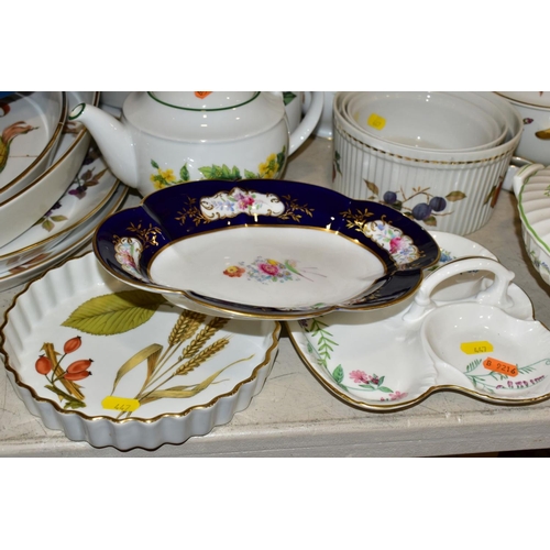 447 - A QUATITY OF ROYAL WORCESTER 'EVESHAM' TABLEWARES, to include tureens, souffle dishes, meat platters... 