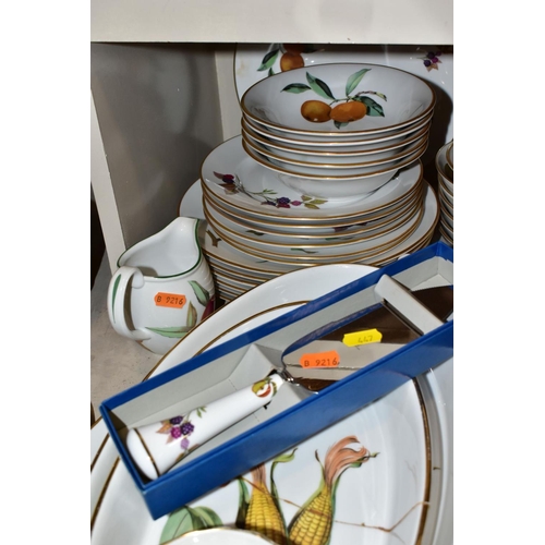 447 - A QUATITY OF ROYAL WORCESTER 'EVESHAM' TABLEWARES, to include tureens, souffle dishes, meat platters... 