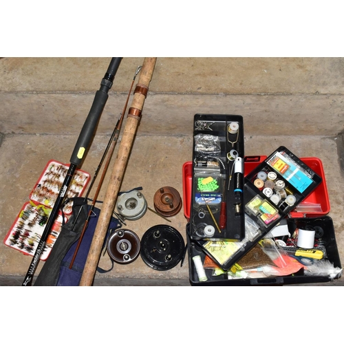 453 - A SMALL QUANTITY OF FLY FISHING TACKLE AND FLY TYING EQUIPMENT, including a Chevron Rod Company 'Kin... 