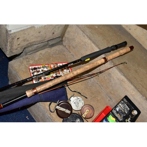 453 - A SMALL QUANTITY OF FLY FISHING TACKLE AND FLY TYING EQUIPMENT, including a Chevron Rod Company 'Kin... 