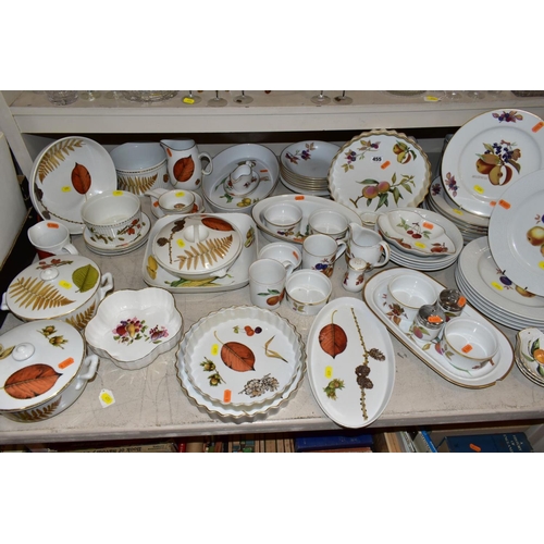 455 - A QUANTITY OF ROYAL WORCESTER 'WILD HARVEST', 'EVESHAM' AND OTHER PATTERNS OVEN TO TABLE WARE, inclu... 