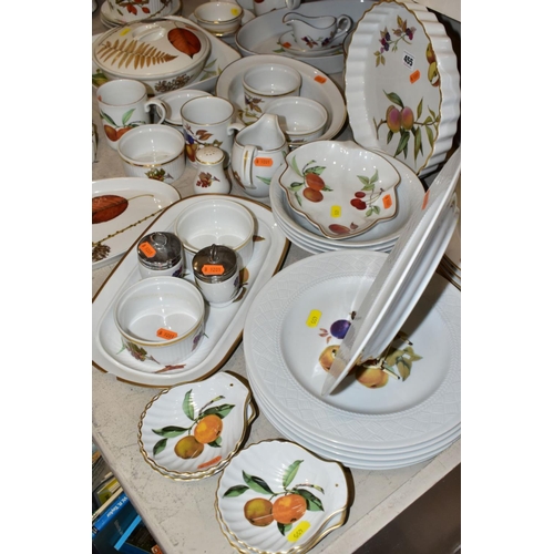 455 - A QUANTITY OF ROYAL WORCESTER 'WILD HARVEST', 'EVESHAM' AND OTHER PATTERNS OVEN TO TABLE WARE, inclu... 