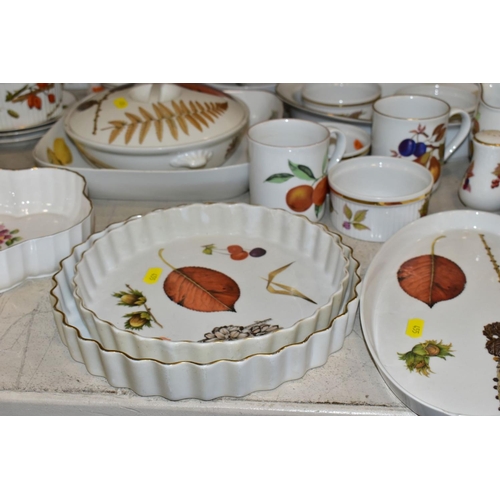 455 - A QUANTITY OF ROYAL WORCESTER 'WILD HARVEST', 'EVESHAM' AND OTHER PATTERNS OVEN TO TABLE WARE, inclu... 