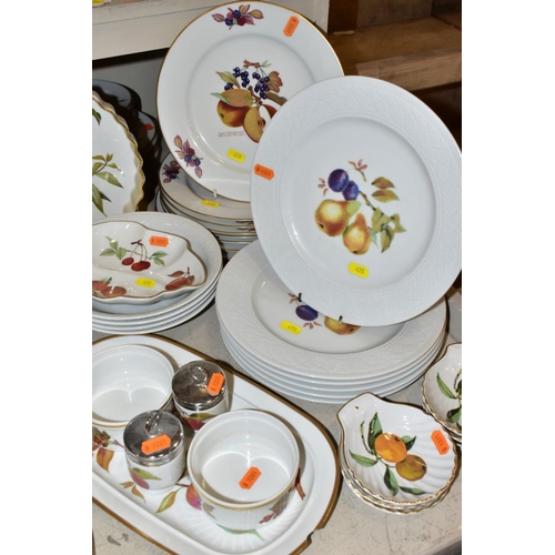 455 - A QUANTITY OF ROYAL WORCESTER 'WILD HARVEST', 'EVESHAM' AND OTHER PATTERNS OVEN TO TABLE WARE, inclu... 