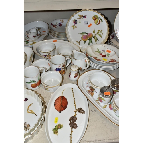 455 - A QUANTITY OF ROYAL WORCESTER 'WILD HARVEST', 'EVESHAM' AND OTHER PATTERNS OVEN TO TABLE WARE, inclu... 