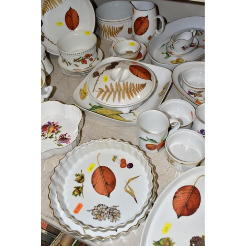 455 - A QUANTITY OF ROYAL WORCESTER 'WILD HARVEST', 'EVESHAM' AND OTHER PATTERNS OVEN TO TABLE WARE, inclu... 