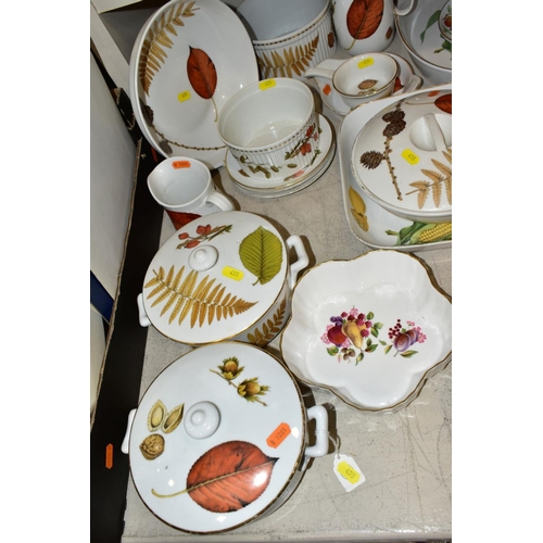 455 - A QUANTITY OF ROYAL WORCESTER 'WILD HARVEST', 'EVESHAM' AND OTHER PATTERNS OVEN TO TABLE WARE, inclu... 