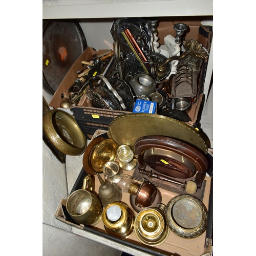 512 - THREE BOXES AND LOOSE METAL WARES ETC, to include a wood and copper dining gong, Indian brass bowls,... 