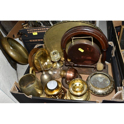 512 - THREE BOXES AND LOOSE METAL WARES ETC, to include a wood and copper dining gong, Indian brass bowls,... 