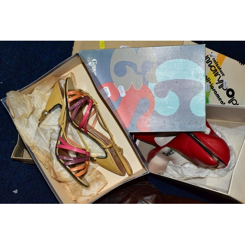 516 - A QUANTITY OF LADIES SHOES AND HANDBAGS, EVENING BAGS, BOXED AND LOOSE, including a boxed pair of Ga... 