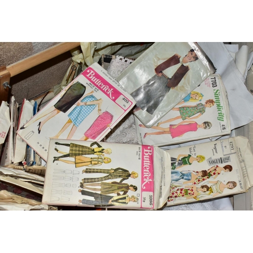 522 - TWO BOXES OF TABLE LINEN, DRESS PATTERNS AND A TAPESTRY FRAME, linen includes various size table clo... 